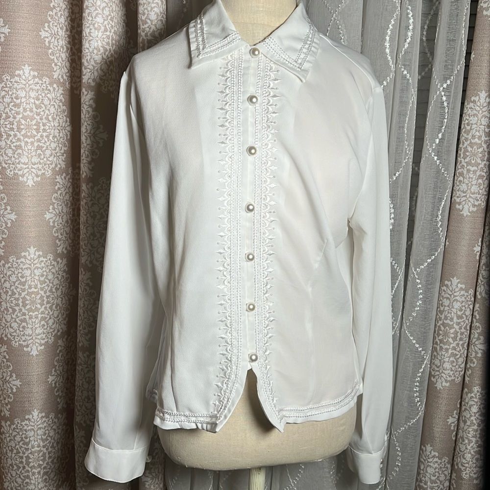 Vintage Tess White Blouse w/ Pearl Buttons & Embroidery – Size 8 – RN 59602